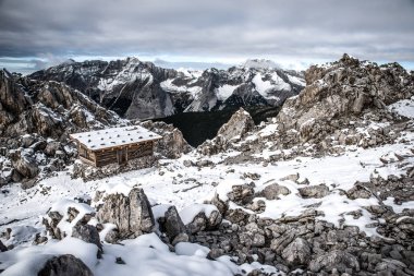 Bir dağ Hut'ta Avusturya Alpleri'nde kış sezonu içinde belgili tanımlık kar. Hafelekarspitze - Karwendel'de dağ, Innsbruck, Avusturya, Avrupa Seegrube