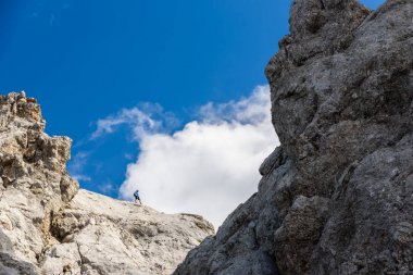 Uzun yürüyüşe çıkan kimse Ellmauer durdurmak, Avusturya - Avrupa Alpleri Hiking Gruttenhuette, gidiş, Tyrol, Avusturya - yakın Wilder Kaiser dağlarının