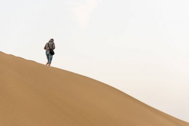 Gran canaria, İspanya çölde yürüyen adam