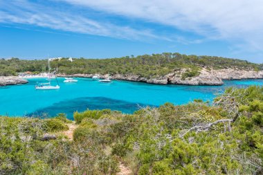 Yelkenli tekneler, Cala Mondrago - güzel bir plaj ve sahil Mallorca