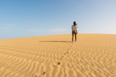 Gran Canaria, İspanya kum tepeleri üzerinde yürüyen kız