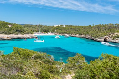 Yelkenli tekneler, Cala Mondrago - güzel bir plaj ve sahil Mallorca