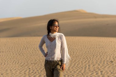 Gran Canaria, İspanya kum tepeleri üzerinde yürüyen kız