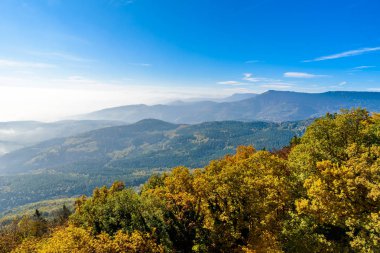 Manzara güzel Kara Orman, Almanya. Hills Alsace, Fransa yakın silüeti.