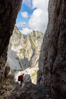 Uzun yürüyüşe çıkan kimse Ellmauer durdurmak, Avusturya - Avrupa Alpleri Hiking Gruttenhuette, gidiş, Tyrol, Avusturya - yakın Wilder Kaiser dağlarının