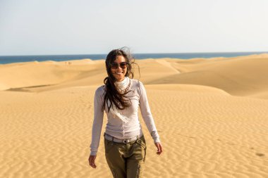 Gran Canaria, İspanya kum tepeleri üzerinde yürüyen kız
