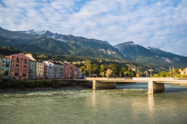 Çok renkli ev kıyısında river Inn, Innsbruck, Avusturya