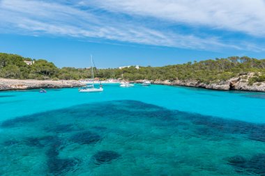 Yelkenli tekneler, Cala Mondrago - güzel bir plaj ve sahil Mallorca