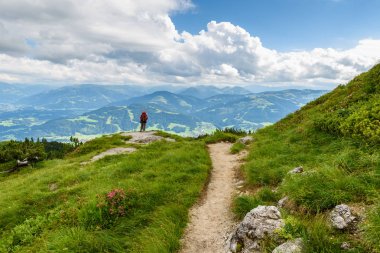 Uzun yürüyüşe çıkan kimse Ellmauer durdurmak, Avusturya - Avrupa Alpleri Hiking Gruttenhuette, gidiş, Tyrol, Avusturya - yakın Wilder Kaiser dağlarının