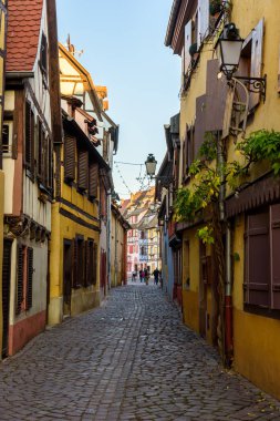 Güzel renkli tarihi Colmar şehir olarak da bilinen Little Venice, tekne yolculuğu boyunca geleneksel görünümünü pastoral nehirde Lauch yaz, Colmar, Alsace, Fransa evler - hedef Avrupa'da seyahat