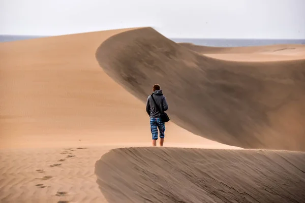 Man Walking Desert Gran Canaria Spain — Stock Photo, Image