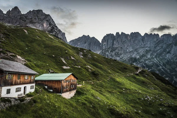 Gruttenhuette 高山小屋在狂放的凯撒山 蒂罗尔 奥地利 徒步旅行在欧洲的阿尔卑斯 — 图库照片