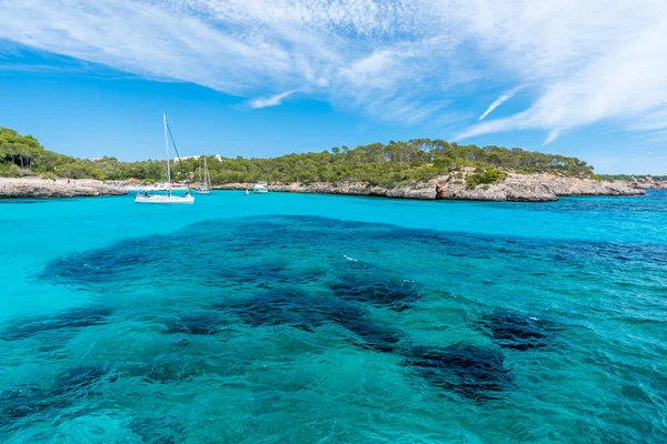 Łodzie Żaglowe Cala Mondrago Piękna Plaża Wybrzeże Majorki — Zdjęcie stockowe