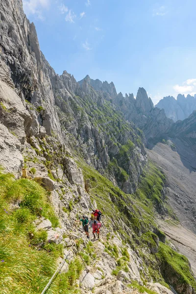 Senderistas Ellmauer Halt Wilder Kaiser Montañas Austria Cerca Gruttenhuette Going — Foto de Stock