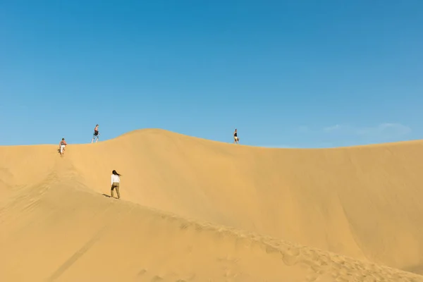 People Walking Desert — Stock Photo, Image