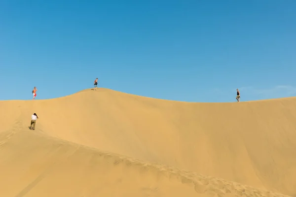 People Walking Desert — Stock Photo, Image