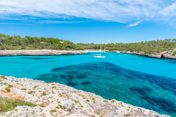 Vitorlás Hajók Cala Mondrago Gyönyörű Tengerpart Mallorca Partján — Stock Fotó