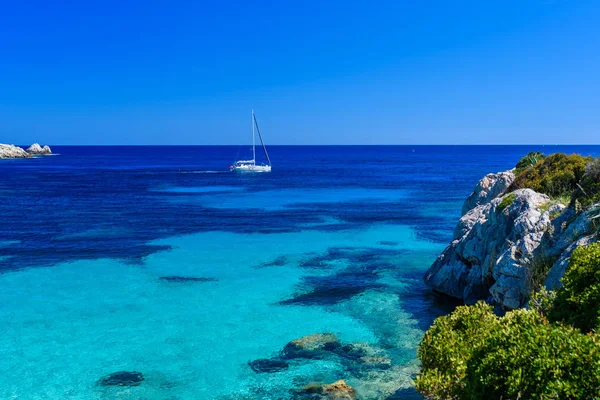 Segelbåt Cala Ratjada Mallorca Vacker Strand Och Kust — Stockfoto