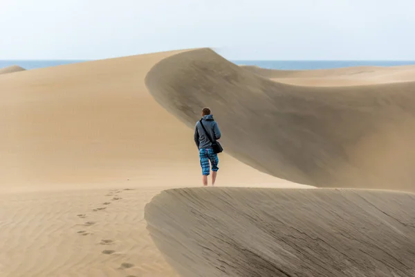 Man Walking Desert Gran Canaria Spain — Stock Photo, Image
