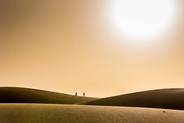 Pareja Caminando Desierto Con Puesta Sol — Foto de Stock