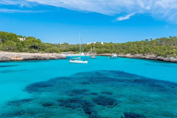 Vitorlás Hajók Cala Mondrago Gyönyörű Tengerpart Mallorca Partján — Stock Fotó