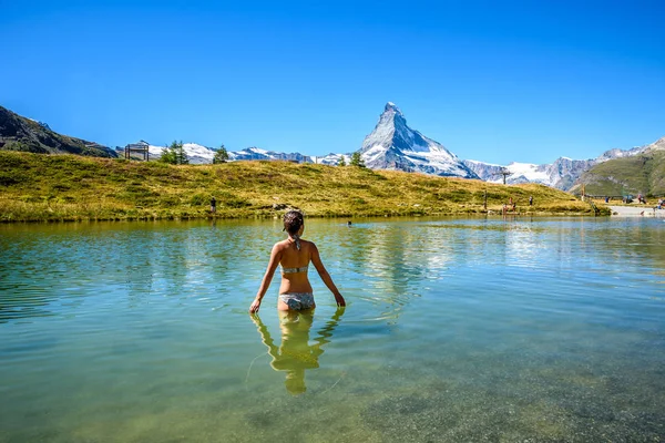 Fille Nageant Dans Lac Leisee Avec Vue Sur Montagne Cervin — Photo