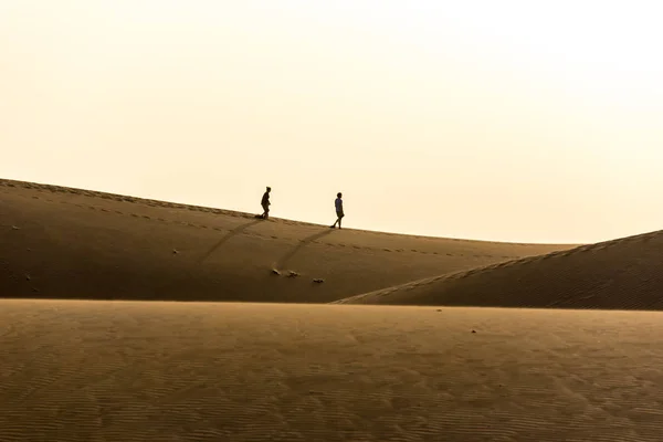 Couple Walking Together Desert — Stock Photo, Image