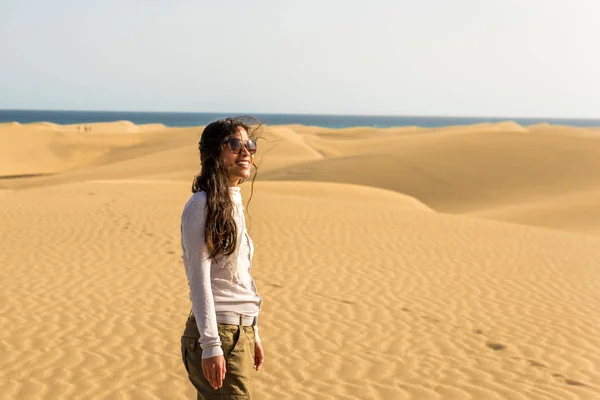 Girl Walking Sand Dunes Gran Canaria Spain — Stock Photo, Image