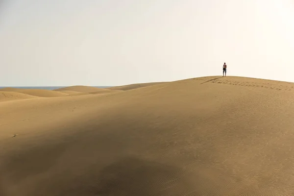 Man Walking Desert Gran Canaria Spain — Stock Photo, Image