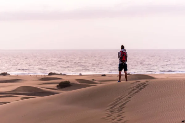 Человек Гуляющий Пустыне Гран Канария Испания — стоковое фото