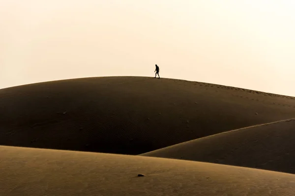 Man Walking Desert Gran Canaria Spain — Stock Photo, Image