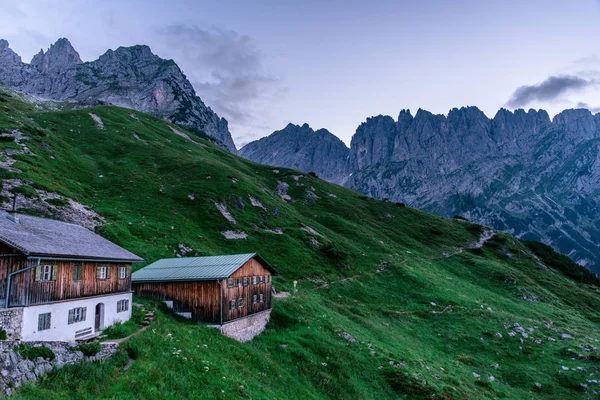 Gruttenhuette 高山小屋在狂放的凯撒山 蒂罗尔 奥地利 徒步旅行在欧洲的阿尔卑斯 — 图库照片