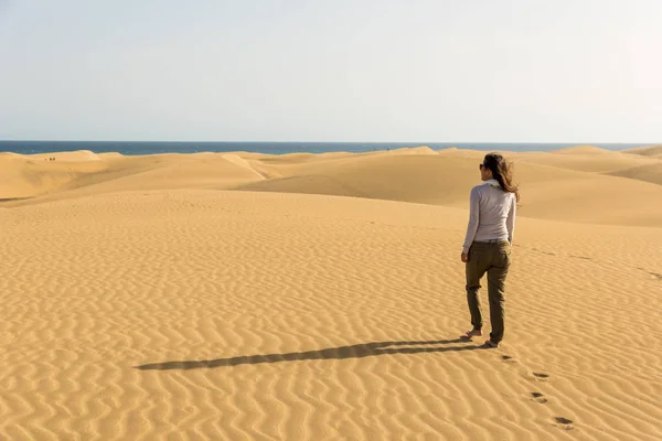 Girl Walking Sand Dunes Gran Canaria Spain — Stock Photo, Image