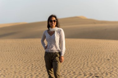 Gran Canaria, İspanya kum tepeleri üzerinde yürüyen kız