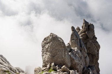 Bulutlara Ellmauer durdurmak, Wilder Kaiser dağlar Avusturya - gidiş, Gruttenhuette, Tyrol, Avusturya - yakın dağlarda Avrupa Alpleri Hiking