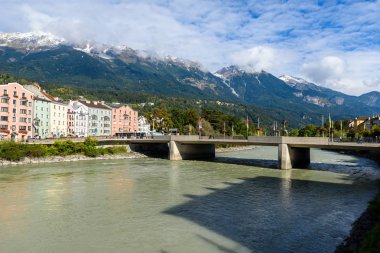 Çok renkli ev kıyısında river Inn, Innsbruck, Avusturya