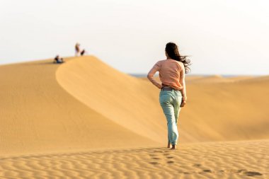Gran Canaria, İspanya kum tepeleri üzerinde yürüyen kız