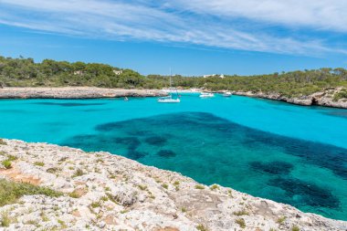 Yelkenli tekneler, Cala Mondrago - güzel bir plaj ve sahil Mallorca