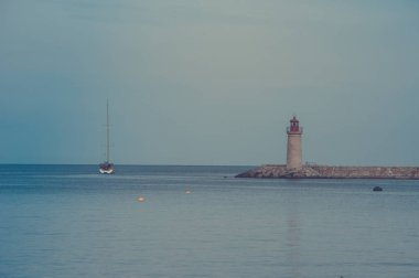 Deniz feneri ve Yelkenli - okyanus görmek