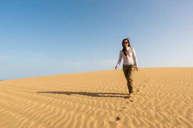 Gran Canaria, İspanya kum tepeleri üzerinde yürüyen kız