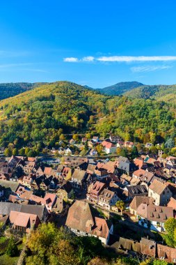 Chateau de Kaysersberg - şarap bölgesi tarihi köyde, Alsace, Fransa - Europe üzüm bağları