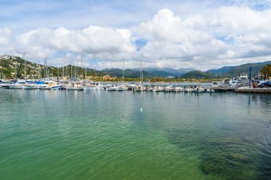 Bağlantı noktası d'Andratx, Mallorca - Bay güzel sahil ile eski köy