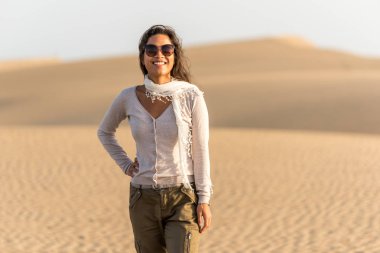 Gran Canaria, İspanya kum tepeleri üzerinde yürüyen kız