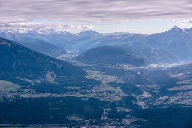 Dan Hafelekarspitze Innsbruck, Avusturya ve İtalya arasında Brenner Geçidi için güzel dağ manzarası ile görüntüleyin