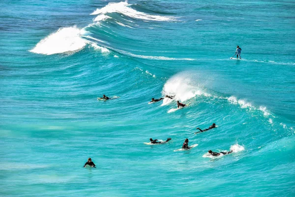 Suda Sörf Sörfçü Grup — Stok fotoğraf
