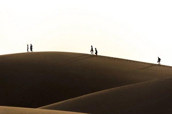 People Walking Desert — Stock Photo, Image