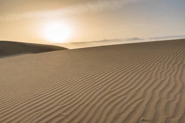 砂漠の砂丘と美しい風景の日の出 — ストック写真