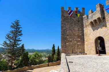 Capdepera - güzel manzara Mallorca, İspanya'nın tarihsel köyde
