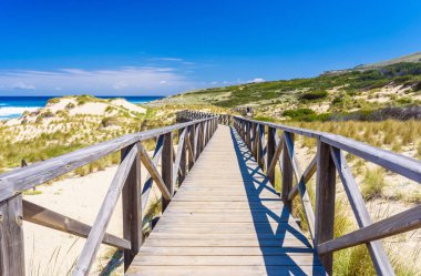 Cala Mesquida - ada Mallorca, İspanya'nın güzel sahil Köprüsü ayak