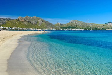 Güzel bir plaj ve sahil Mallorca, İspanya'nın de Pollenca - bağlantı noktası